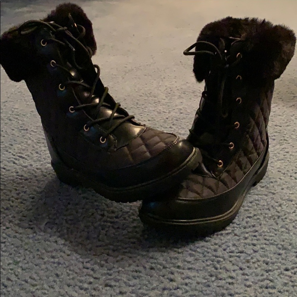 All black gold string holes. Fur top snow boot.